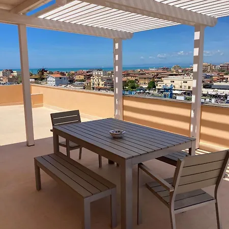 Apartman Skyline - Seaview, Fifth Floor Without Elevator Fiumicino